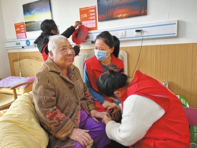 巾幗志愿者關愛“一老一小”