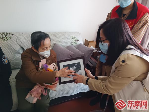 黃移香老人向大家展示了她當年回國時拍下的照片