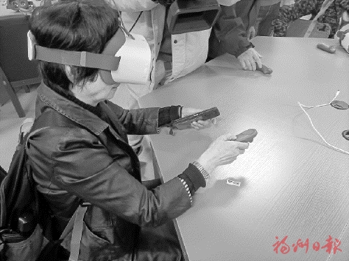 戴上眼鏡　老人“上天入地”