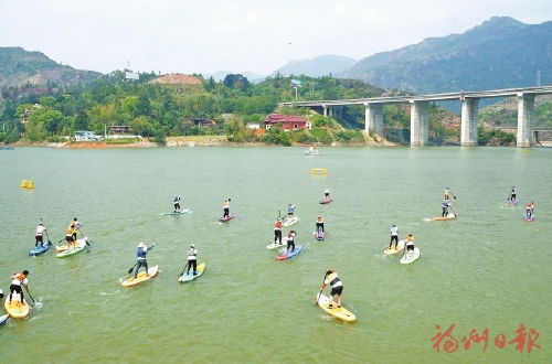 青山綠水間　槳板水上漂