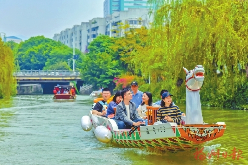 一槳劃千載　舟里讀水城