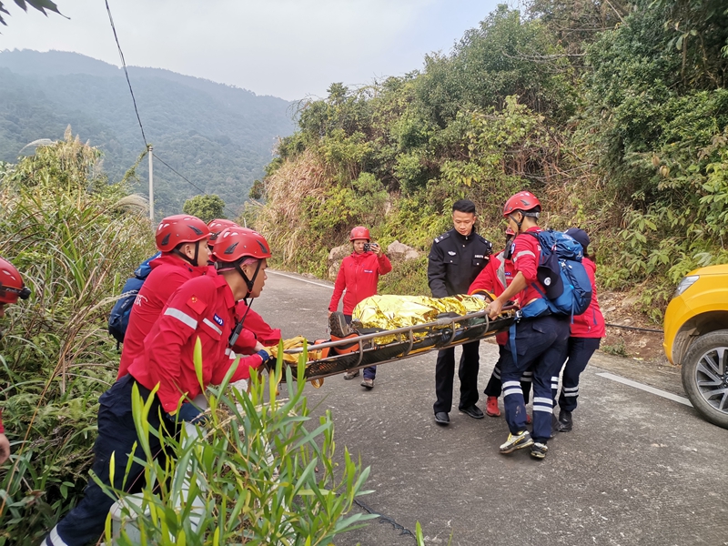 馬尾公安聯合福建登山協會山地救援隊緊急救助一名被困群眾