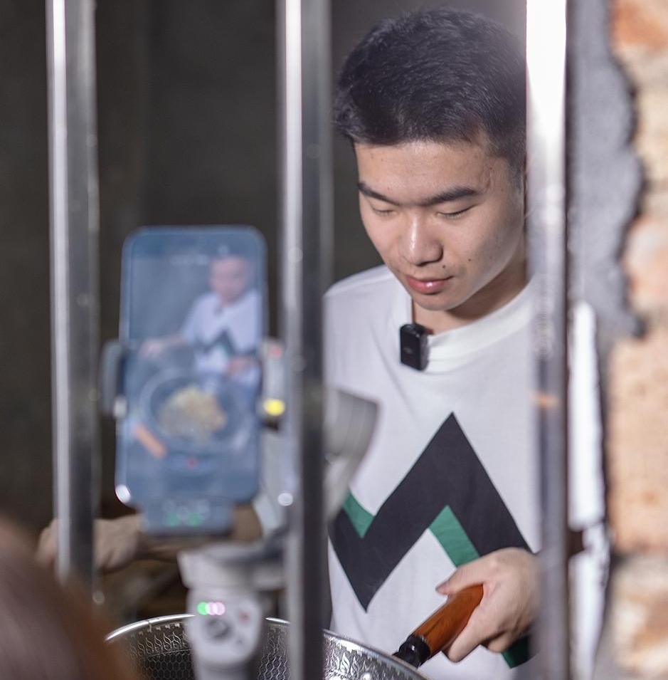 福州年輕干部創作無厘頭短劇讓鄉村“嗨”起來