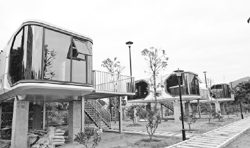 荒地上建起“太空艙”