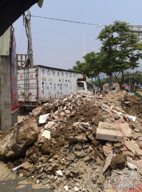 以后這種亂倒渣土現象將有專門執法部門查處（資料圖）