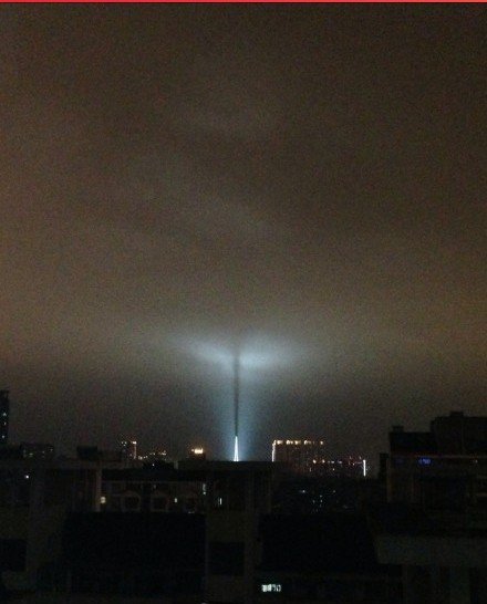 網友拍到現實版科幻場面 光束或是大橋射燈