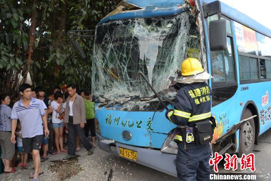 公交車路遇柴油打滑連撞兩車6名乘客受傷被困