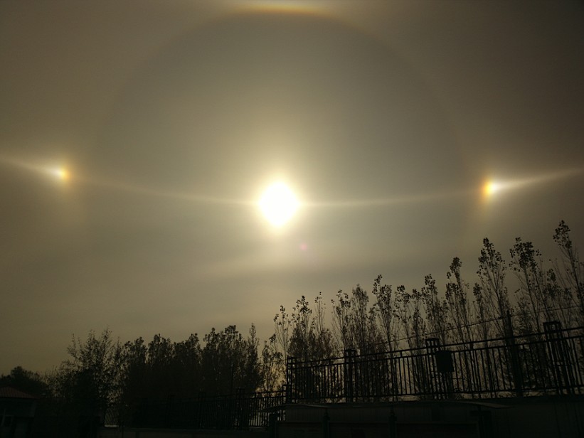內(nèi)蒙：天上出現(xiàn)3個(gè)太陽 赤峰天空現(xiàn)奇觀【2】
