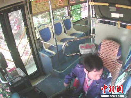 官方回應(yīng)公交司機(jī)被打：停車致現(xiàn)場(chǎng)堵塞（圖）