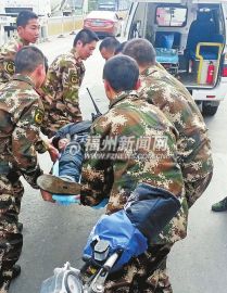 男子騎摩托車撞護欄后昏迷路過消防官兵出手相助