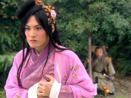 　　張檬，蠻清爽的女孩，可惜遇“人”不淑，老是被造型師倒騰成各種奇怪的造型，比如倚天里蛛兒，那臉上蓋一朵花就不說(shuō)了，這個(gè)紅裝灰？唇是蝦米意思？