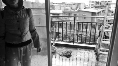 陽(yáng)臺(tái)著火屋主不在消防栓又沒(méi)水 鄰居端水滅火 