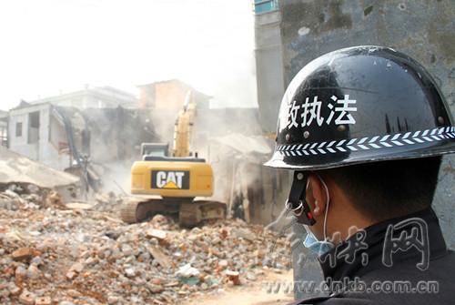 執(zhí)法人員正在對(duì)違章建筑進(jìn)行依法強(qiáng)制拆除 