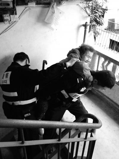  民警把八旬老太背上樓 