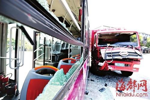 渣土車撞公交致其玻璃碎裂 一名乘客受傷