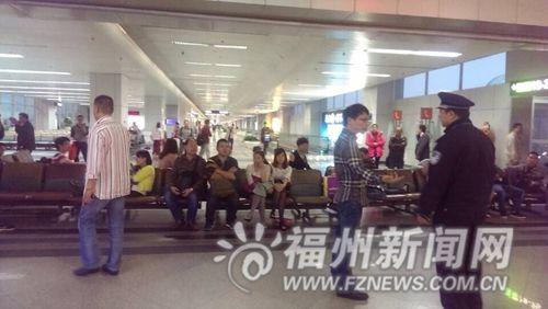 余女士手機(jī)拍攝照片，拒絕登機(jī)的旅客們在登機(jī)口等待