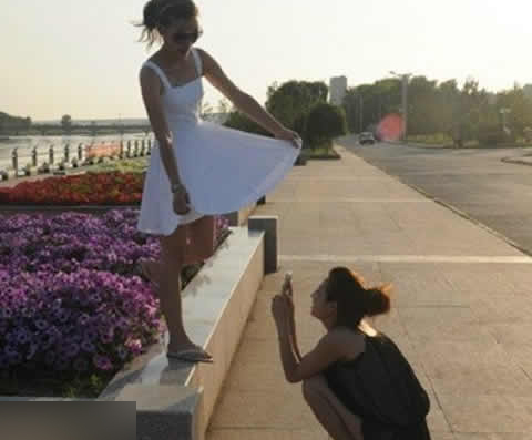窈窕淑女毫無(wú)形象 公共場(chǎng)所尷尬瞬間
