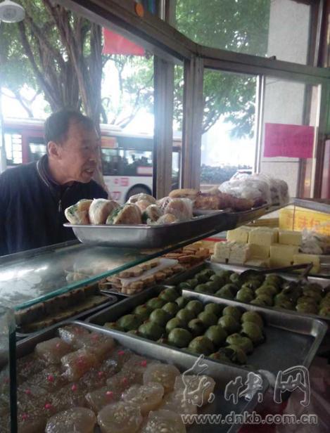  烏山路上的老字號糕點店鋪里，一位市民正在購買清明粿