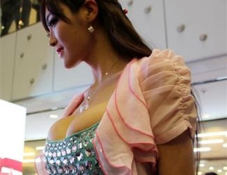 乳神潘春春助陣西安胸模大賽 G奶女神秒殺柳巖