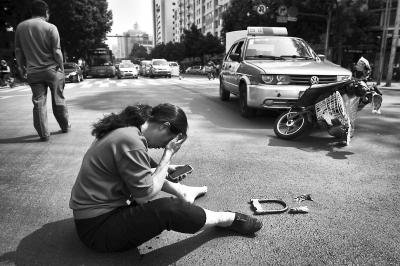 福州一電動車被出租車卷入車底　女騎手摔斷牙齒