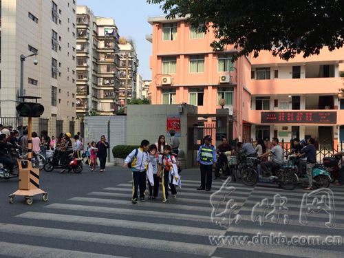 三十六中門口增加信號燈　為學生開“綠色通道”