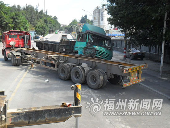 貨車“騎”掛車“糾纏”數小時　未造成人員傷亡