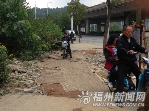 北三環(huán)名桂佳園小區(qū)北面匝道未通車　垃圾堆成山