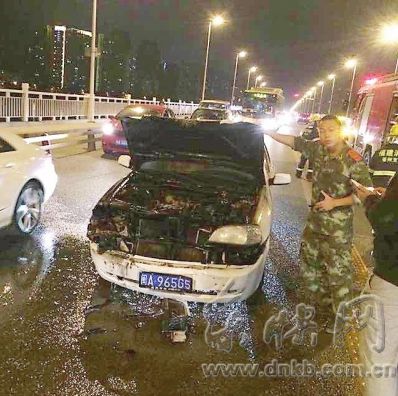 金山大橋上奇瑞撞上奧迪　疑因線路故障起火自燃