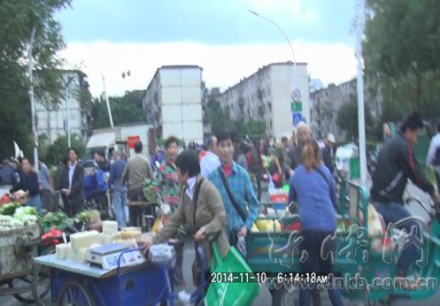 溫泉公園早市攤點非法蔓延近百米　致道路難通行