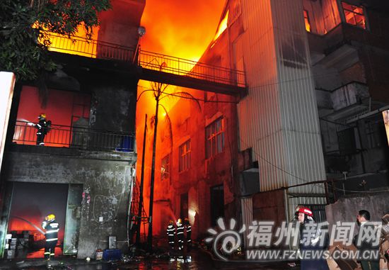 鞋廠起火引燃隔壁制衣廠 19輛消防車2小時才撲滅