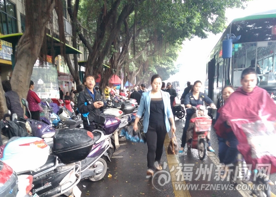 福州特藝城附近電動車亂停放堵路　綿延兩三百米