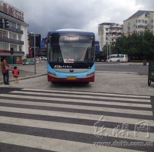 109路公交車?？考t綠燈等候區 因附近沒有停車點