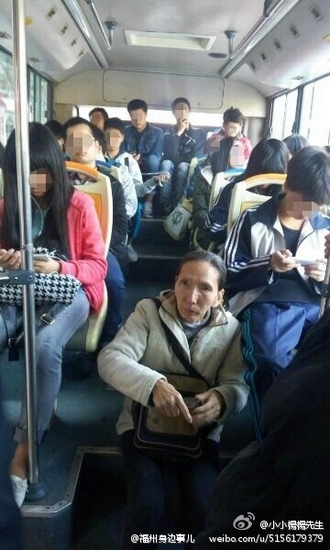 依姆坐公交地板全車無人讓座　年輕人只顧玩手機