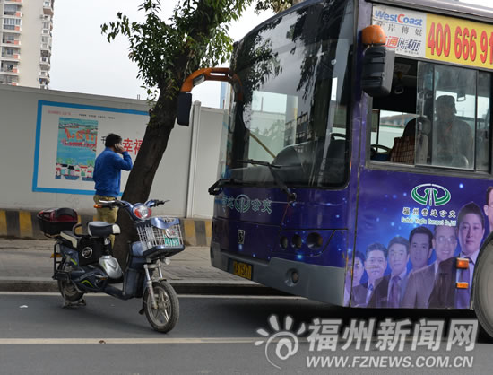 公交車占道行駛男子橫車逼停 公交司機被罰170元