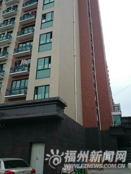 深夜躲債　從18層樓掉進通風井　消防員鑿洞救他