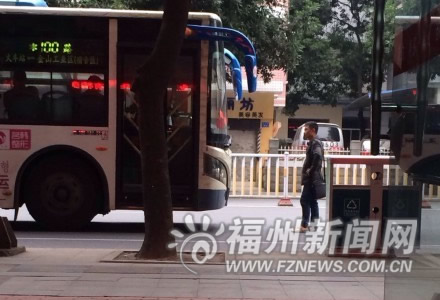 司機(jī)未開(kāi)前門(mén)男子怒攔100路公交車(chē)　網(wǎng)友：好任性
