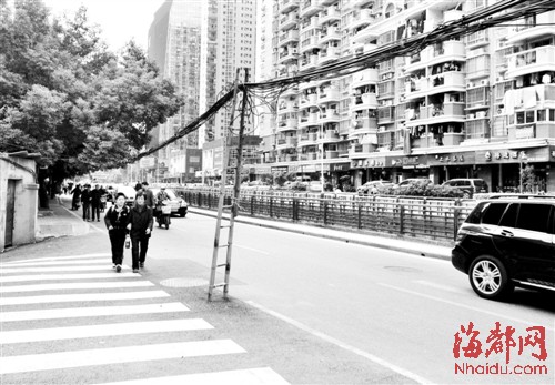 觀風亭街廢棄線纜低垂四年　刮蹭車輛引交通堵塞