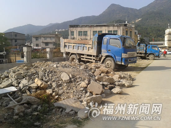 新店湯斜佳園前渣土堵半條路　多為建筑垃圾(圖)