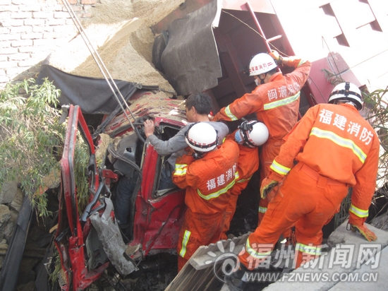 閩清運砂車追尾大掛車后側翻 司機被困1個多小時