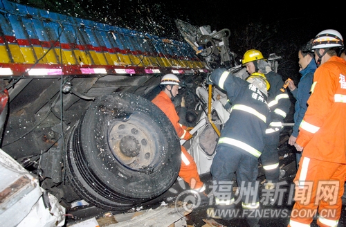 沈海高速掛車失控撞護欄4車追尾　消防人員救3人