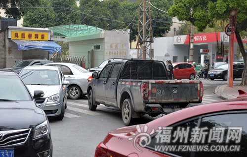西洪路改單向實行近兩月　闖禁行車輛仍不少(圖)