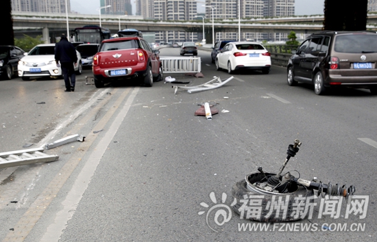 疑錯把油門當剎車小車失控撞護欄　車上孩子受傷