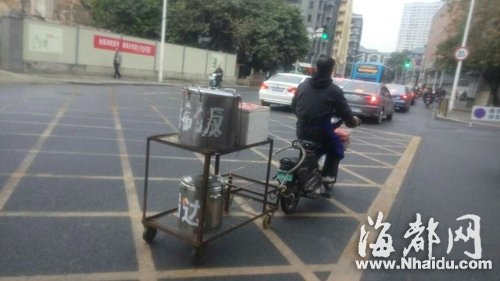 男子騎電動車拖鐵鍋滿街跑　裝滿滾燙食物被罰20