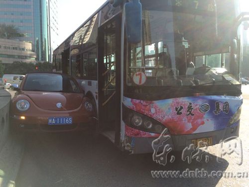 福州女司機判斷失誤　小車成“夾心餅”兩人被困