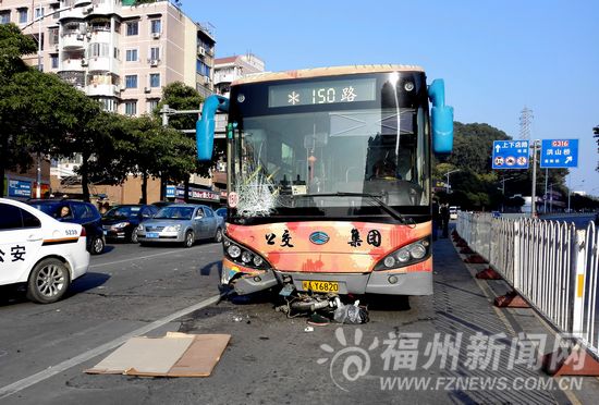 女騎手機動車道逆行 被150路公交車撞飛當場身亡