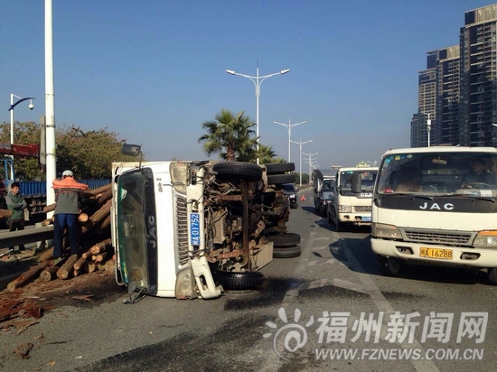 貨車上橋側(cè)翻木材滾落一地　浦上大橋快車道堵塞
