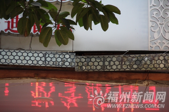 倉山學(xué)生街統(tǒng)一制作店招　時(shí)間不久出現(xiàn)脫落現(xiàn)象