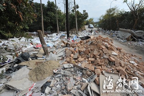 榕三環綠化帶堆滿垃圾路被堵　多次清理未能杜絕