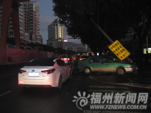 出租車掉頭被轎車追尾　因慣性撞斷人行道電線桿