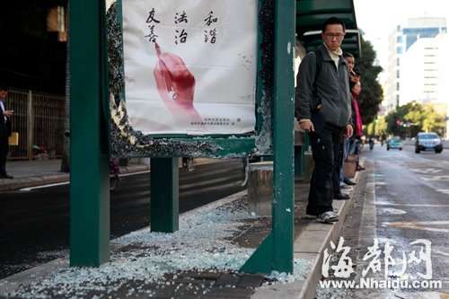 省二人民醫(yī)院公交站牌被小車(chē)撞壞　無(wú)人清理碎片